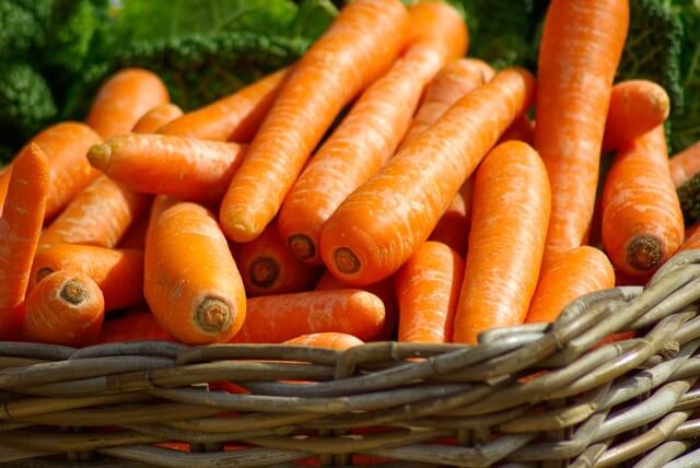 carrots-basket-vegetables-market-37641 (1)