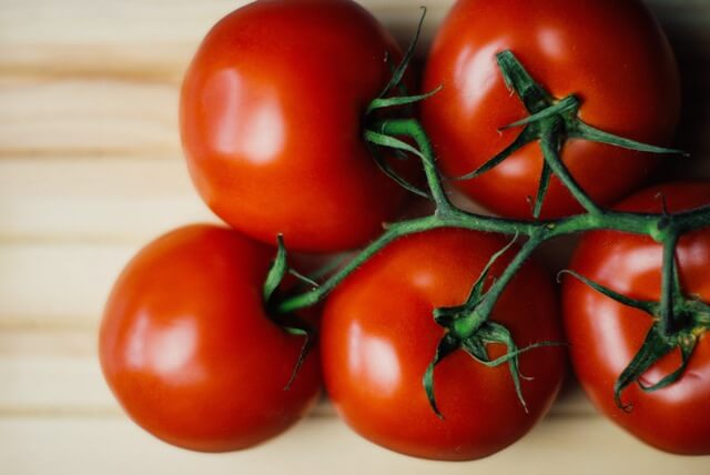 food-wood-tomatoes (1)